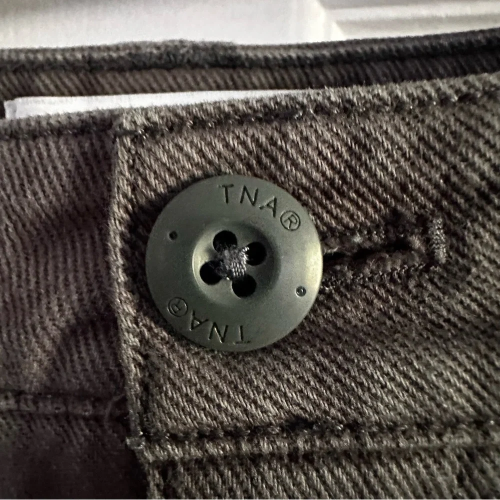 TNA Aritzia Cargo Pants Grey Pockets Carpenter Straight Leg Size 6 EUC - Picture 3 of 11